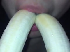 Sherry Wen blows two bananas and sucks them at the same time